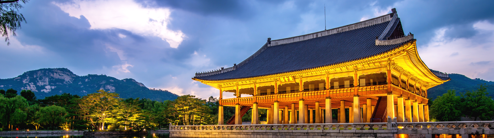 Gyeongbokgung Palace at night in Seoul